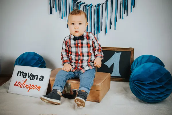 Tüneményes kis fickó járt nálam a hétvégén, ő itt Dénes aki bizony már 1 éves! I